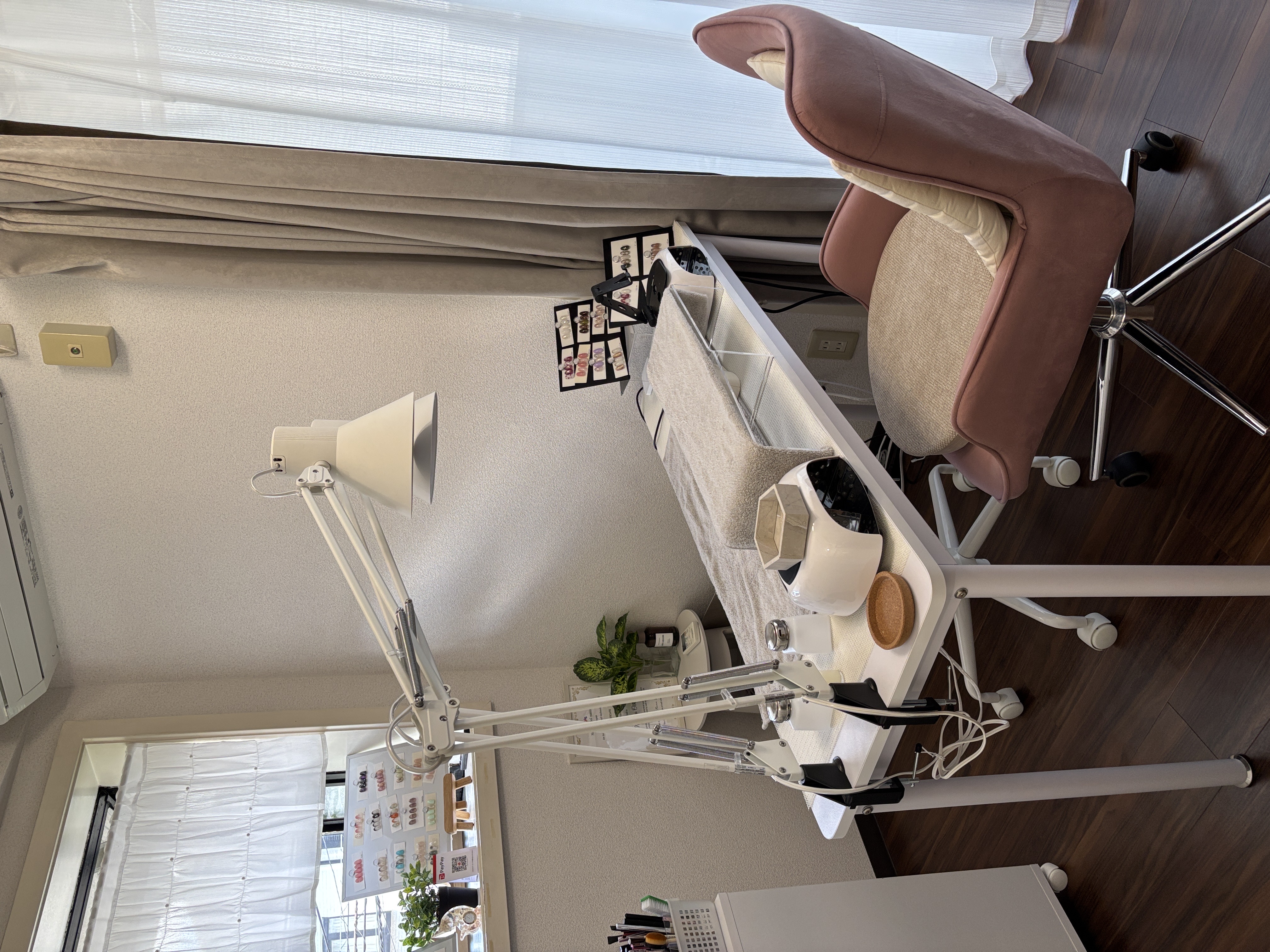MOMO NAILのサロン内装。白を基調とした落ち着いたプライベート空間